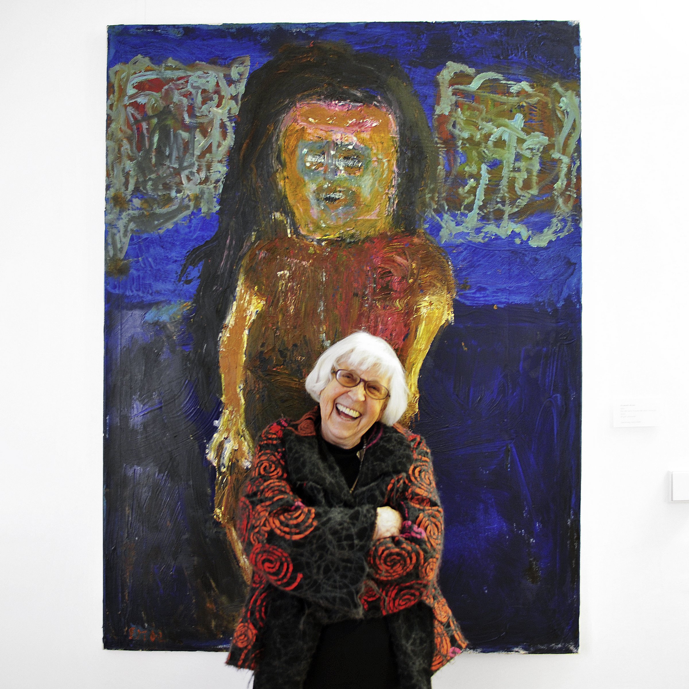 Doris Nöth vor einem Gemälde stehend