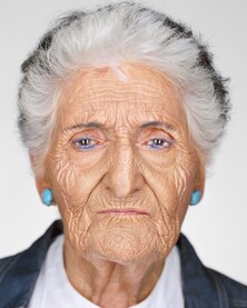 Foto: Martin Schoeller, SURVIVORS 2019, Berthe Badehi Portraitaufnahme von Berthe Badehi