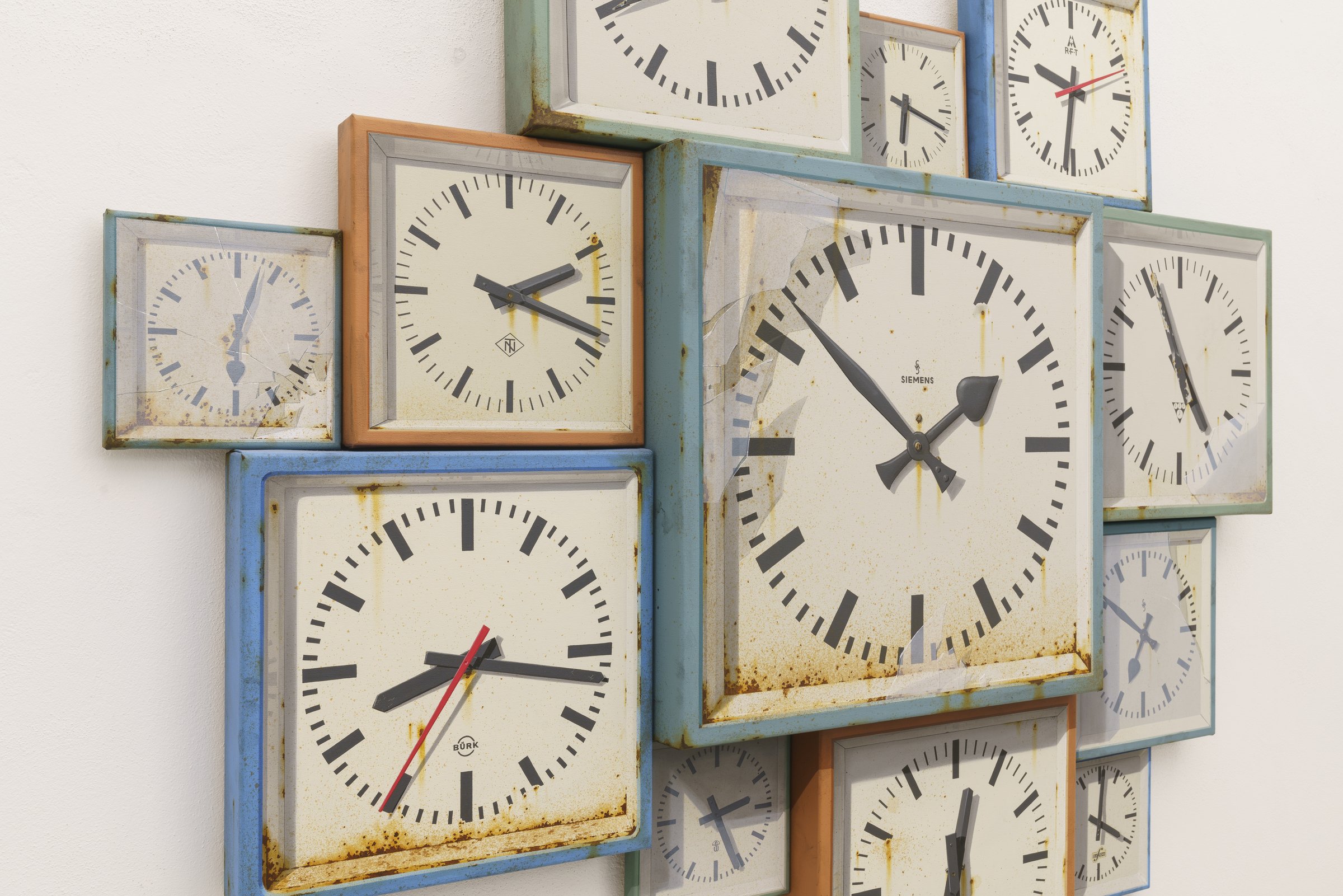 Verschieden große analoge Uhren Öl/Acryl auf Leinwand