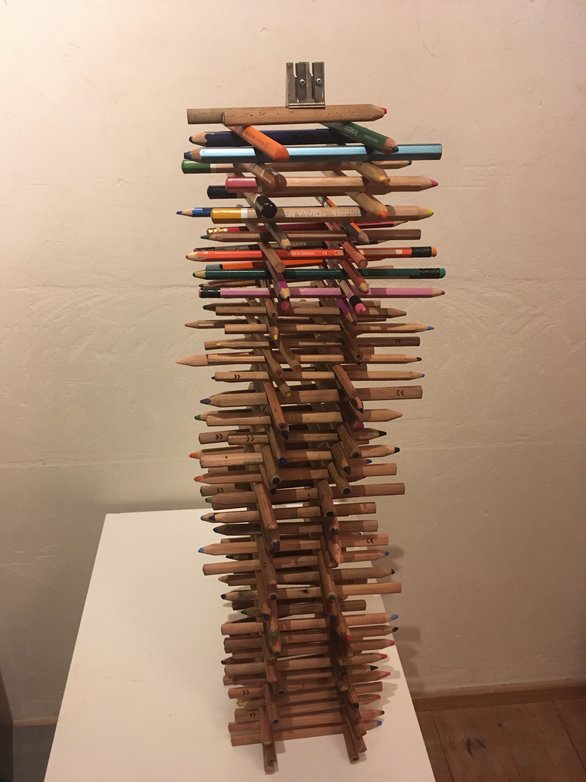 "Anbei unser Hoffnungsturm - wir hoffen darauf, dass Lotta uns bald wieder besuchen kommen kann, um mit all den Holzstiften ihre Kunstwerke zu malen". Luis und Priska Kleiner