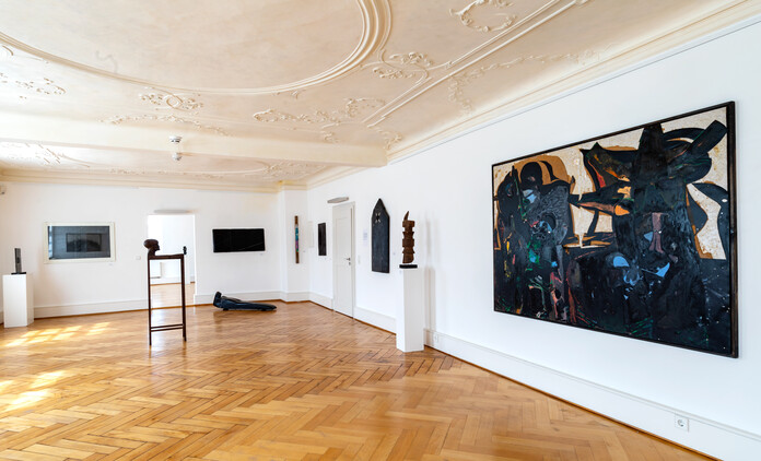 Ausstellungsraum mit Gemälden Ausstellungsraum mit Gemälden